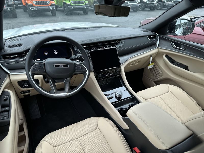 New 2025 Jeep Grand Cherokee L Limited 4x4Image 17