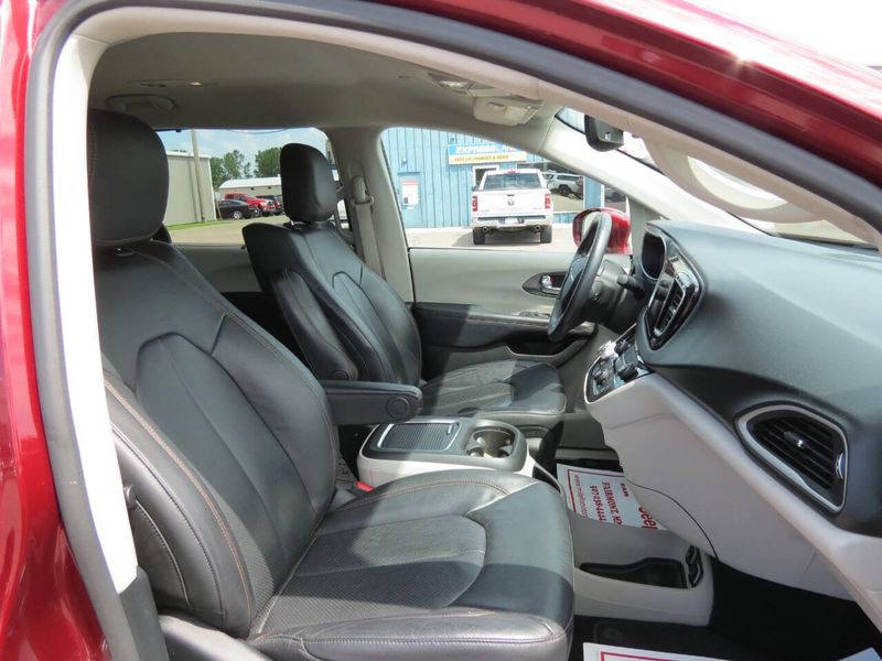2020 Chrysler Pacifica Touring Plus photo 35