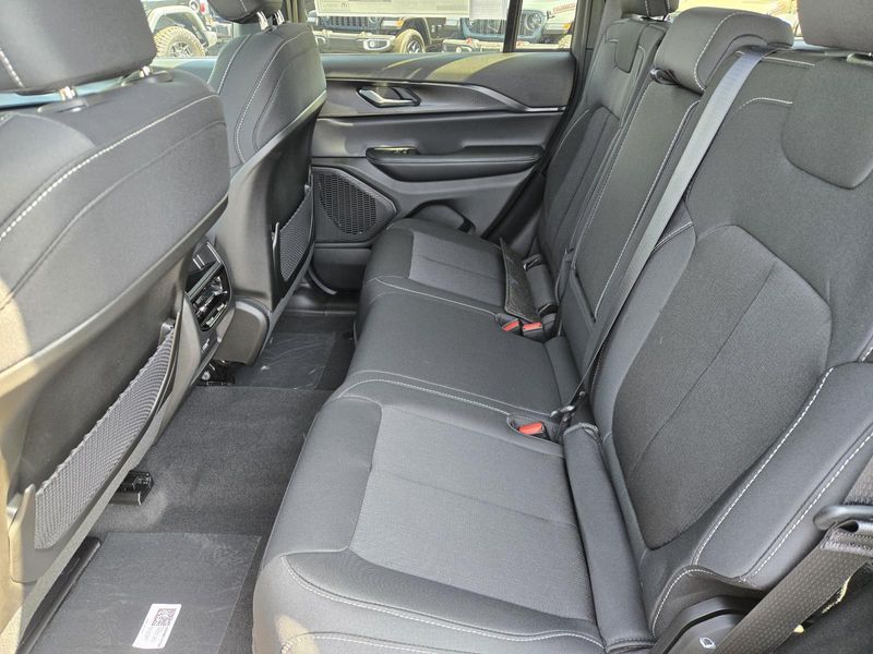 New 2026 Jeep Grand Cherokee Laredo 4x2