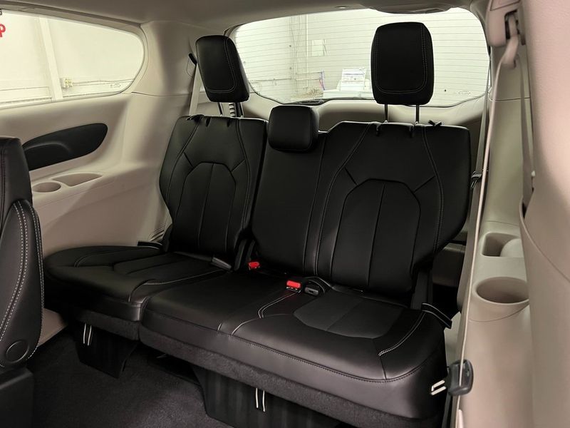 2023 Chrysler Pacifica Touring LImage 13