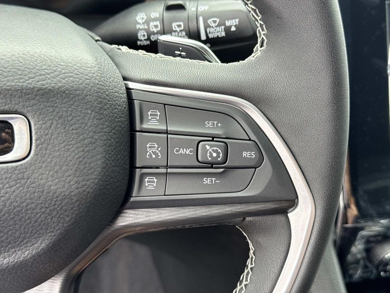 New 2026 Jeep Grand Cherokee Laredo 4x2