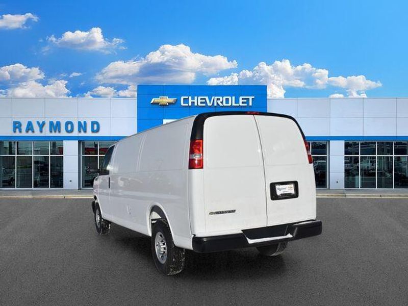 New 2025 Chevrolet Express 3500 Work VanImage 6