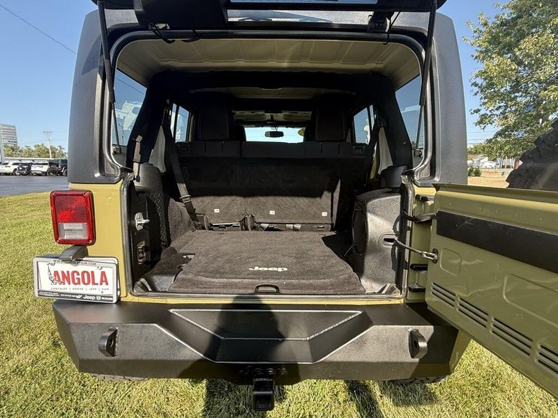 2013 Jeep Wrangler Unlimited Sahara photo 11