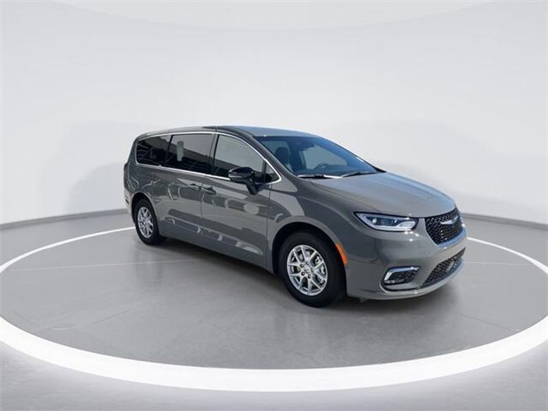 2025 Chrysler Pacifica SelectImage 2