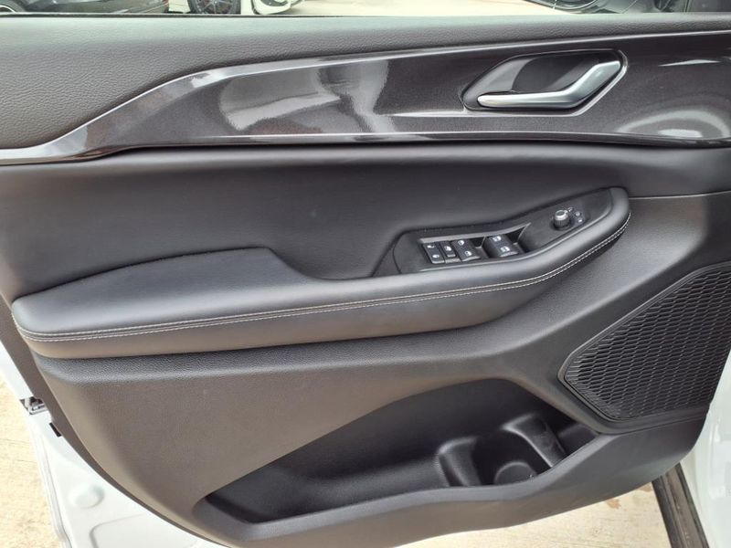 2023 Jeep Grand Cherokee L AltitudeImage 18