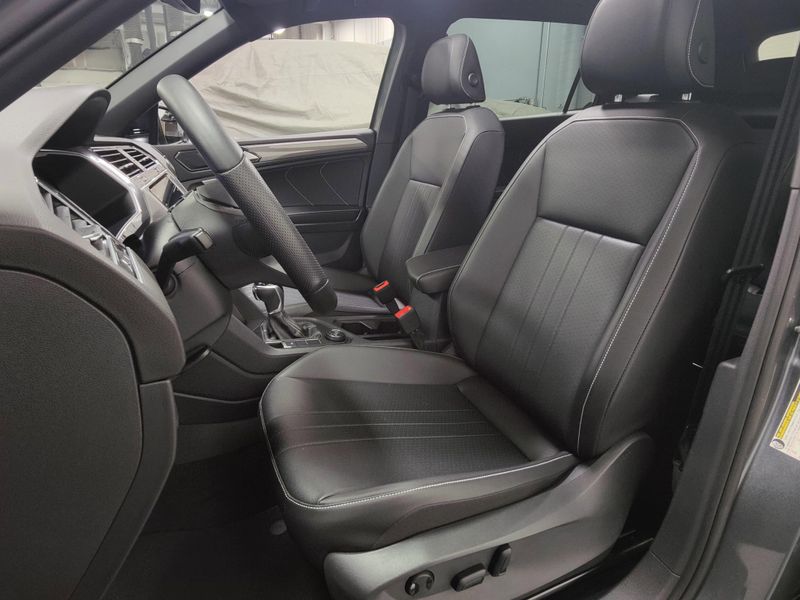 Used 2022 Volkswagen Tiguan SE R-Line Black AWD w/SUnroofImage 18