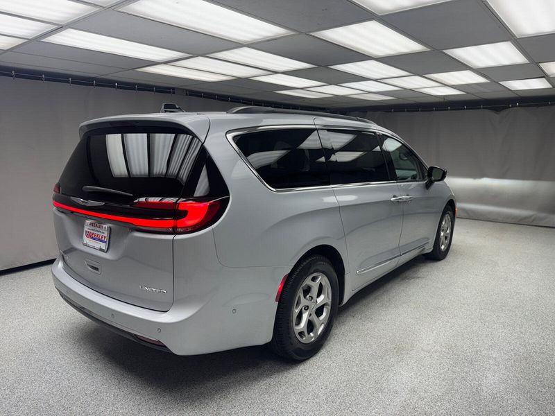 2023 Chrysler Pacifica LimitedImage 3