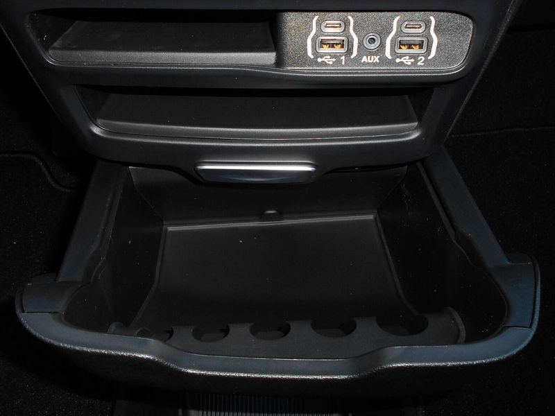 New 2025 Chrysler Voyager LxImage 23