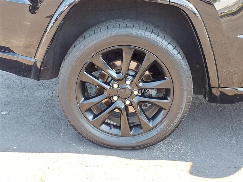 2021 Jeep Grand Cherokee Laredo X photo 2