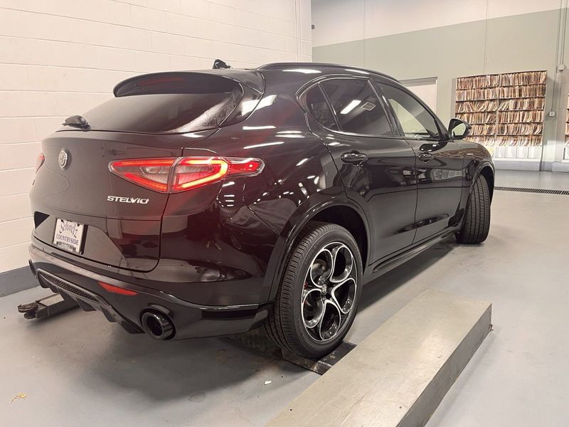 2024 Alfa Romeo Stelvio Veloce AwdImage 4