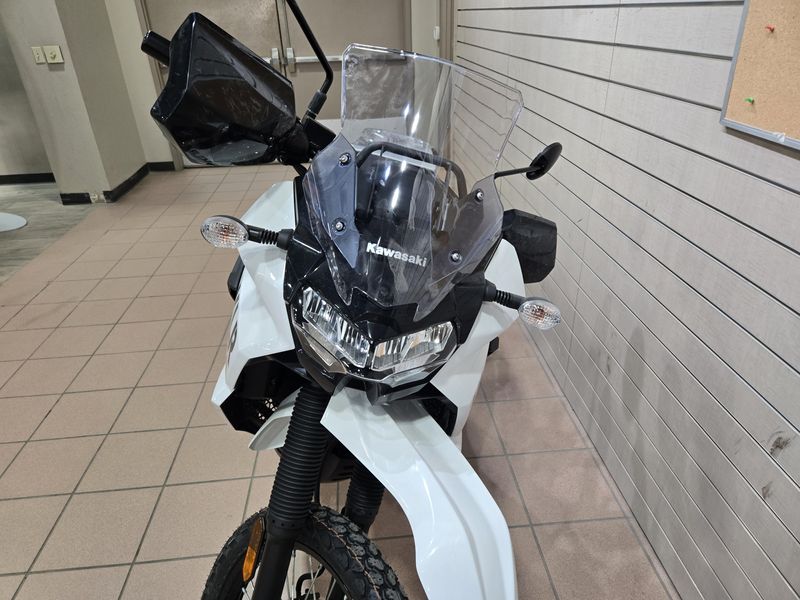 2025 Kawasaki KLR 650 PEARL CRYSTAL WHITE AND METALLIC CARBON GRAYImage 8