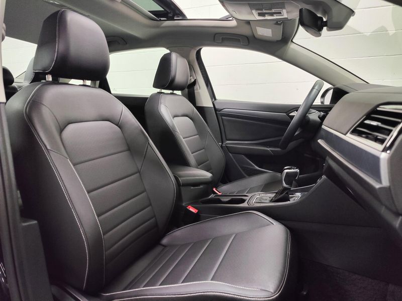 Used 2024 Volkswagen Jetta SE w/SunroofImage 4