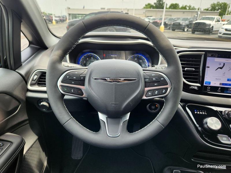 New 2025 Chrysler Voyager LxImage 31