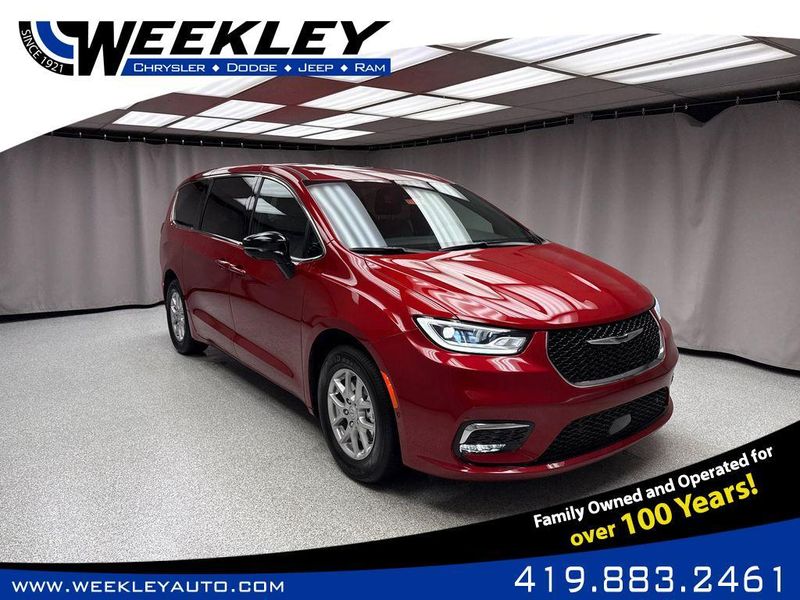 New 2026 Chrysler Pacifica SelectImage 1