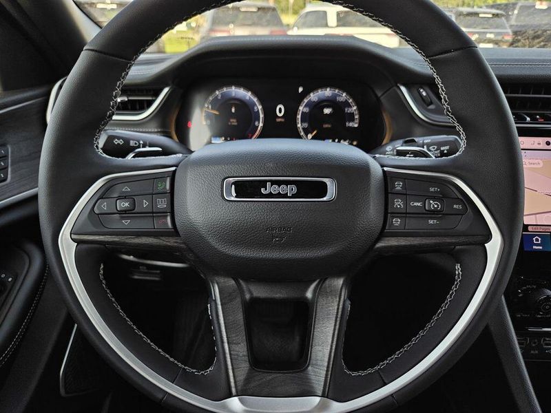 2025 Jeep Grand Cherokee L Limited 4x4Image 11