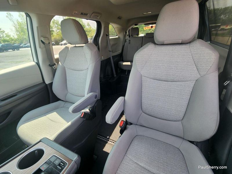 2022 Toyota Sienna Hybrid LEImage 45