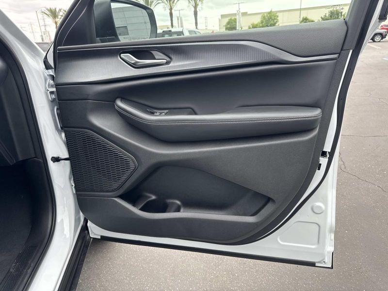 New 2026 Jeep Grand Cherokee L Laredo 4x2