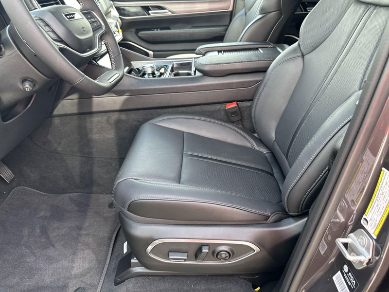 2025 Jeep Wagoneer Carbide 4x4Image 24