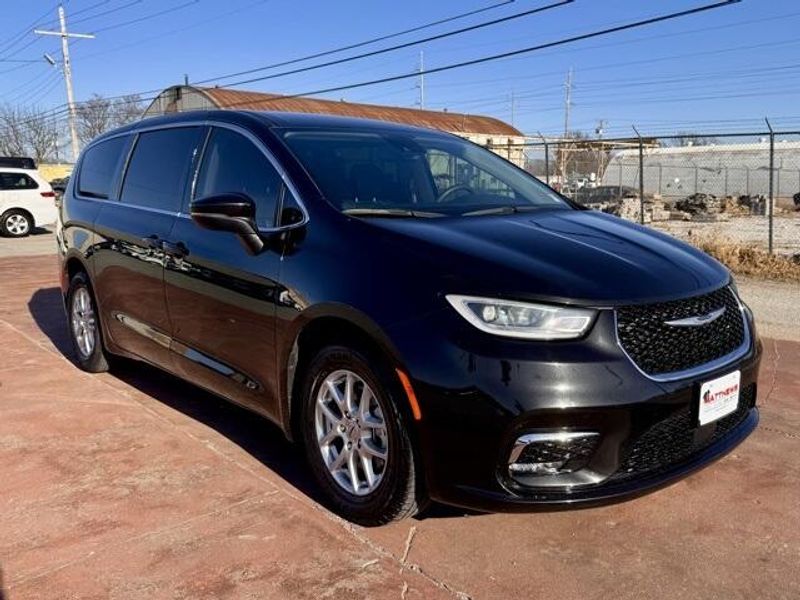Used 2023 Chrysler Pacifica Touring LImage 3