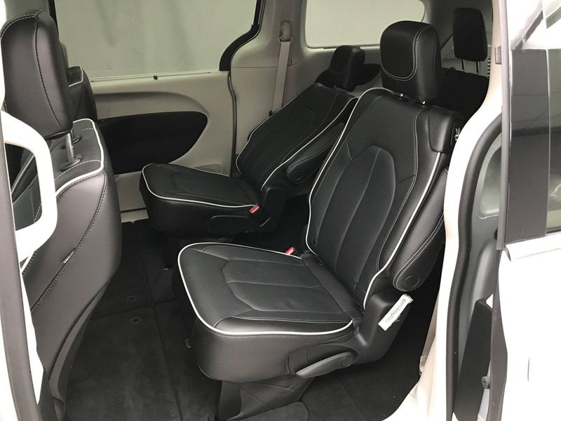 2023 Chrysler Pacifica LimitedImage 12