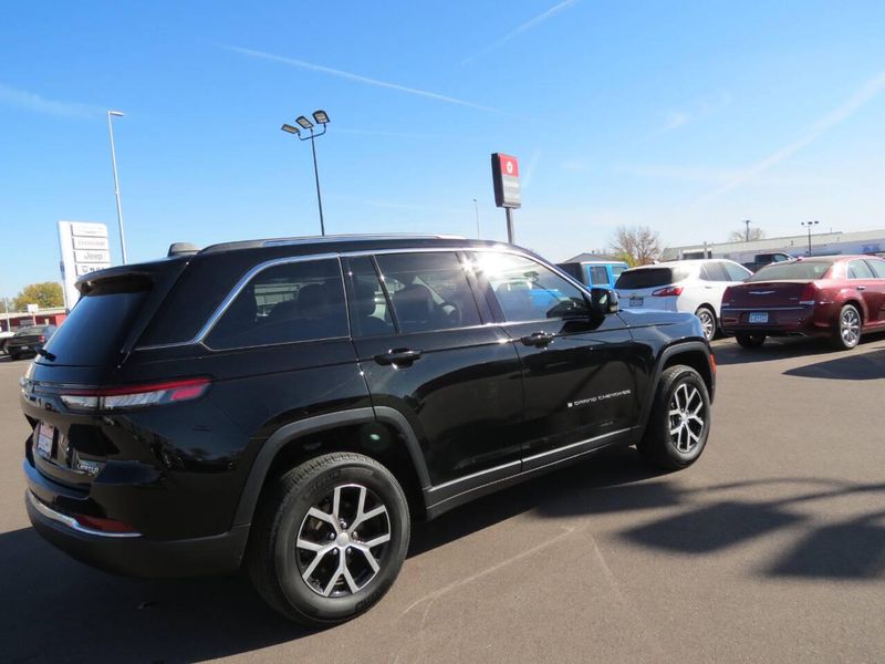 Used 2023 Jeep Grand Cherokee Limited 4x4 4dr SUVImage 3
