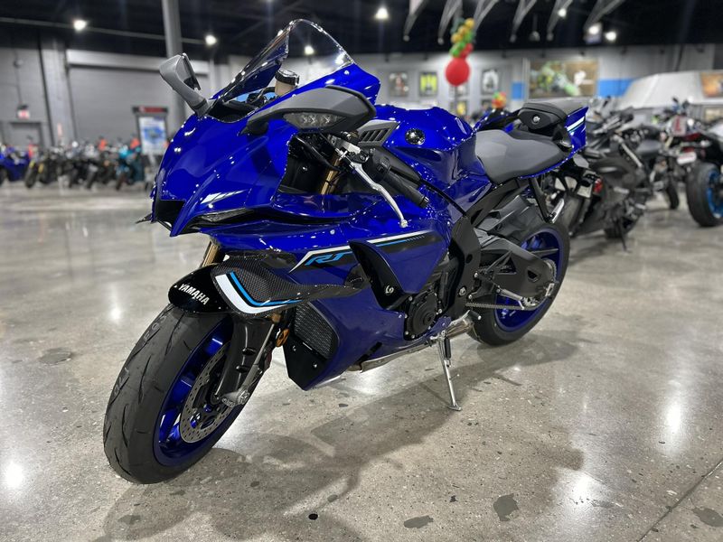 New 2025 Yamaha YZF-R1 Image 8