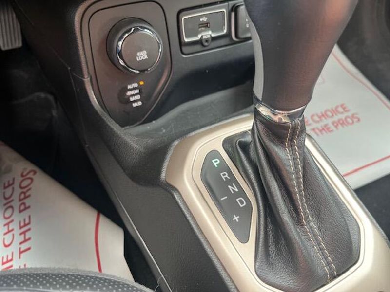 Used 2016 Jeep Renegade Image 17