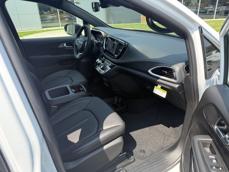 Used 2025 Chrysler Pacifica Select