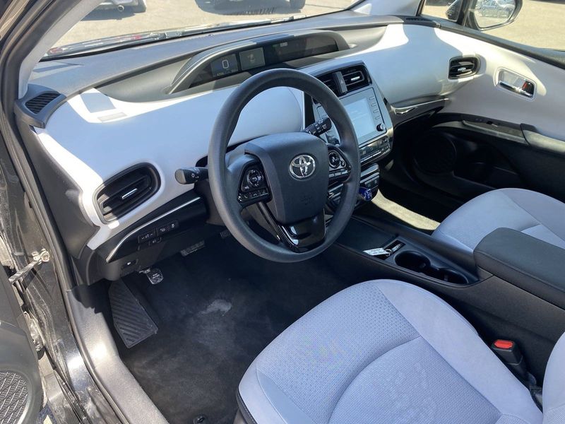 2022 Toyota Prius LEImage 16