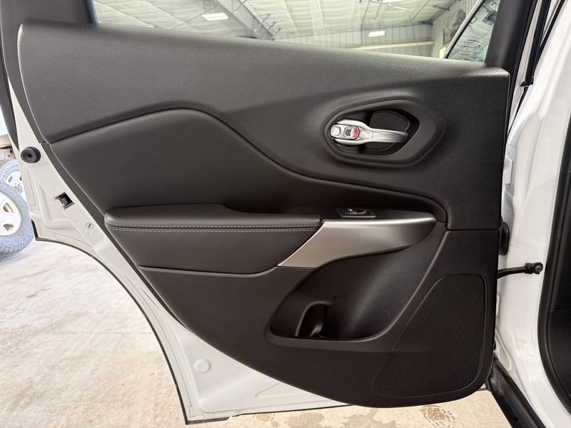 Used 2022 Jeep Cherokee LimitedImage 19