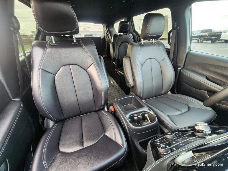 New 2026 Chrysler Pacifica Select