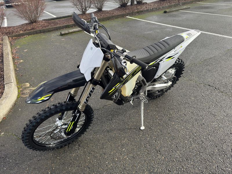 2026 Triumph TF 250 - C - JET BLACK - PURE WHITE 