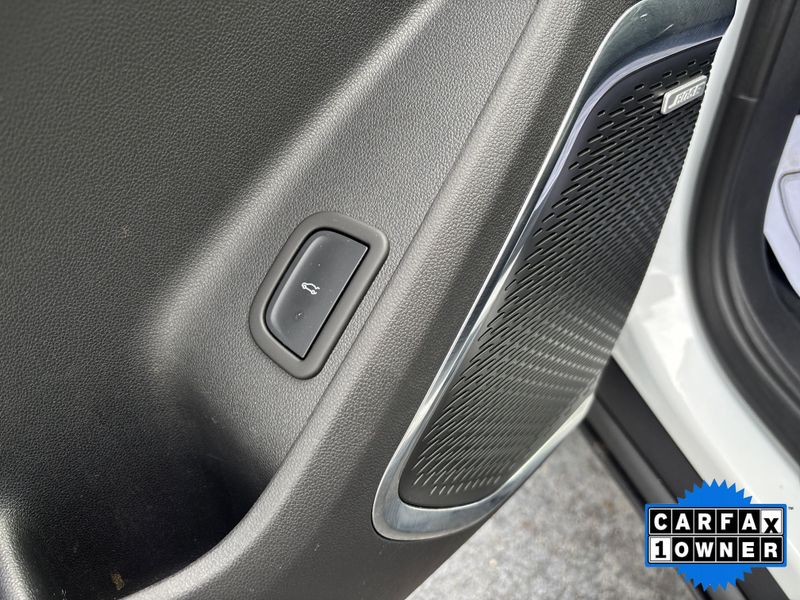 Used 2025 GMC Acadia FWD ElevationImage 22