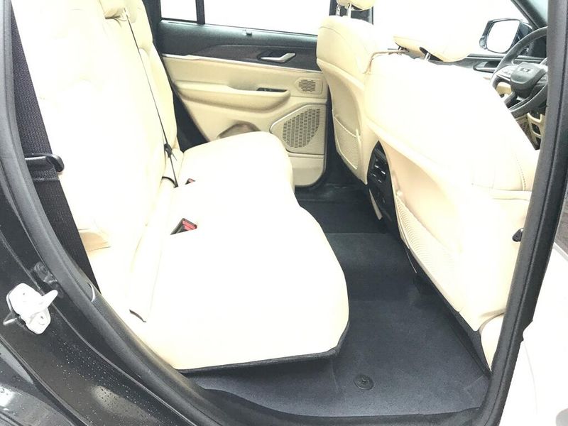 Used 2023 Jeep Grand Cherokee LimitedImage 16