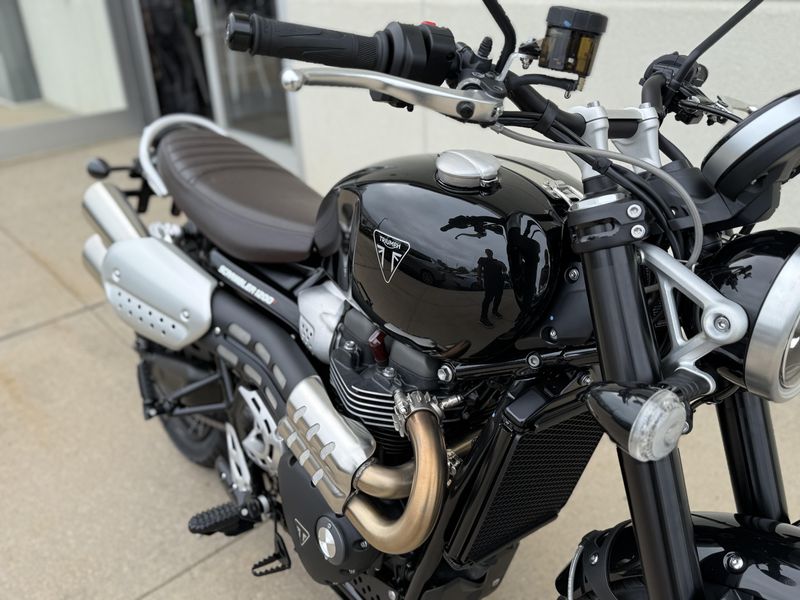 2025 Triumph SCRAMBLER 1200 XImage 7