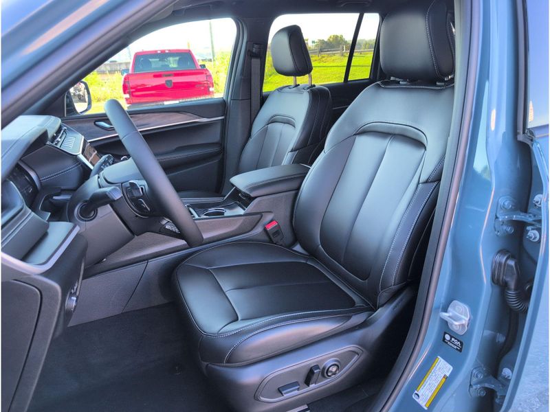 New 2027 Jeep Grand Cherokee Limited 4x4Image 10