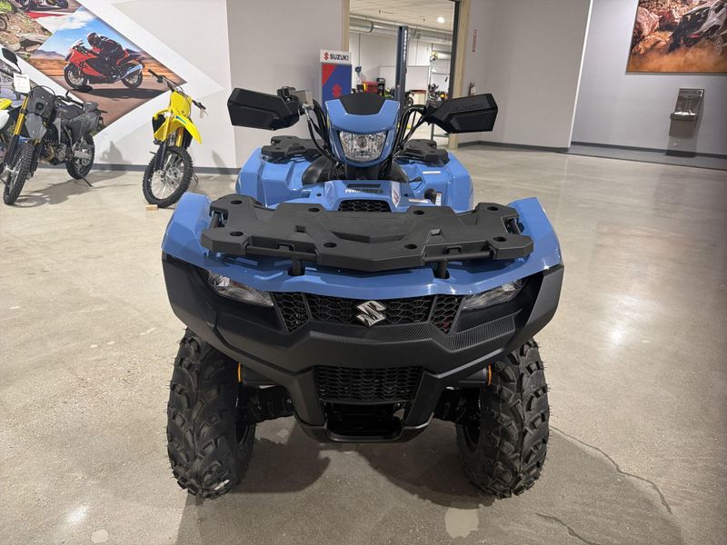 New 2025 Suzuki KINGQUAD 500 AXI POWER STEERING SE  in a BLUE exterior color. Victorville Del Amo Motorsports 760-241-7387 delamomotorsportsofvictorville.com 