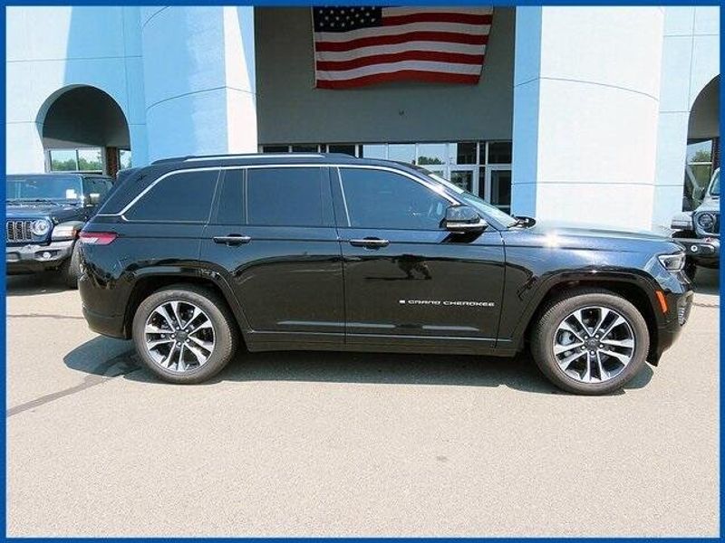 Used 2022 Jeep Grand Cherokee OverlandImage 2
