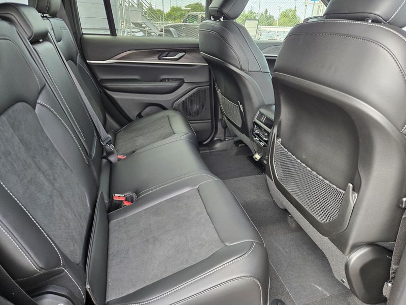 New 2026 Jeep Grand Cherokee Laredo Altitude 4x2