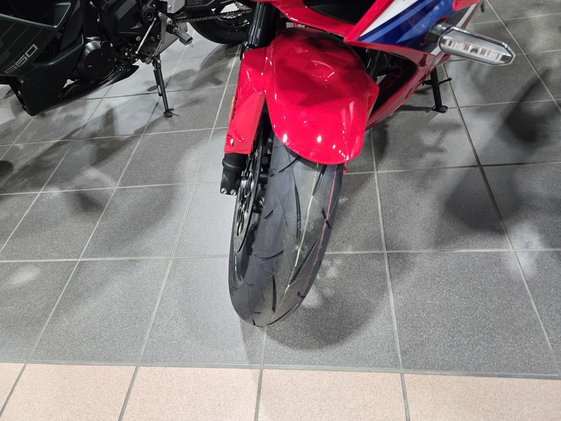 2025 Honda CBR650R ECLUTCH GRAND PRIX RED Image 12