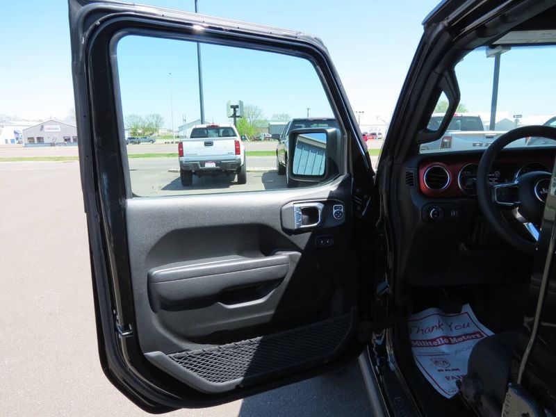 2023 Jeep Gladiator Rubicon 4x4 4dr Crew Cab 5.0 ft. SBImage 9