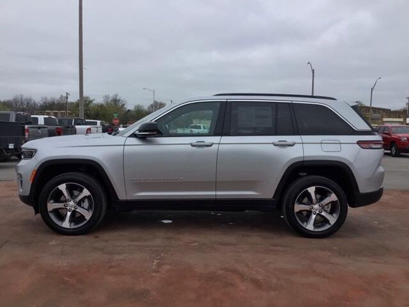 New 2025 Jeep Grand Cherokee Limited 4x2Image 2