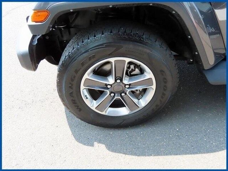 Used 2022 Jeep Wrangler Unlimited SaharaImage 4
