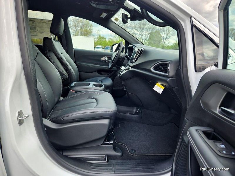 2025 Chrysler Voyager LXImage 42