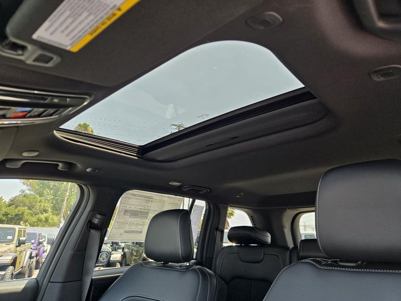 New 2026 Jeep Grand Cherokee Laredo Altitude 4x2