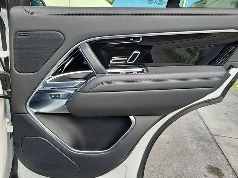 2023 Land Rover Range Rover SE photo 10