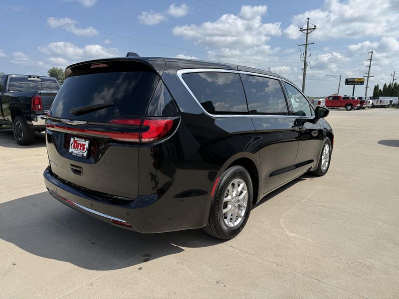 Used 2025 Chrysler Pacifica SelectImage 34