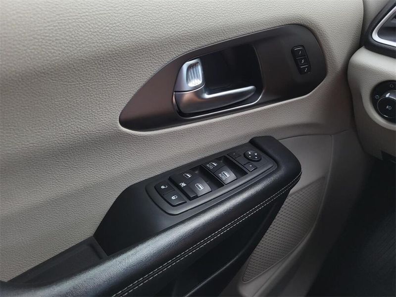 2022 Chrysler Pacifica Touring LImage 24