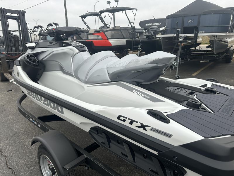 2025 SEADOO GTX LIMITED 325 WITH SOUND SYSTEM IDF WHITE PEARL Image 4