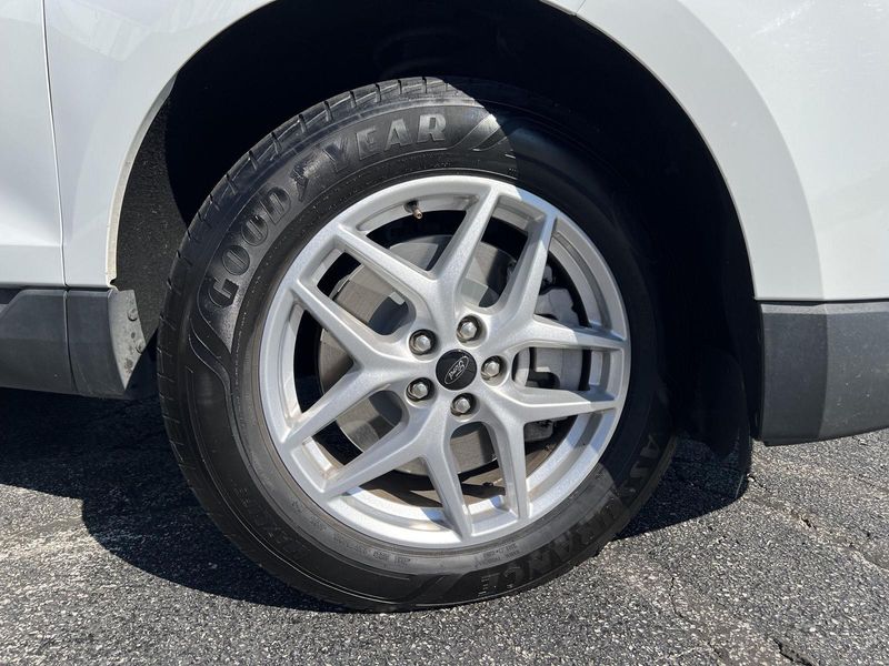 2023 Ford Edge SEL photo 2